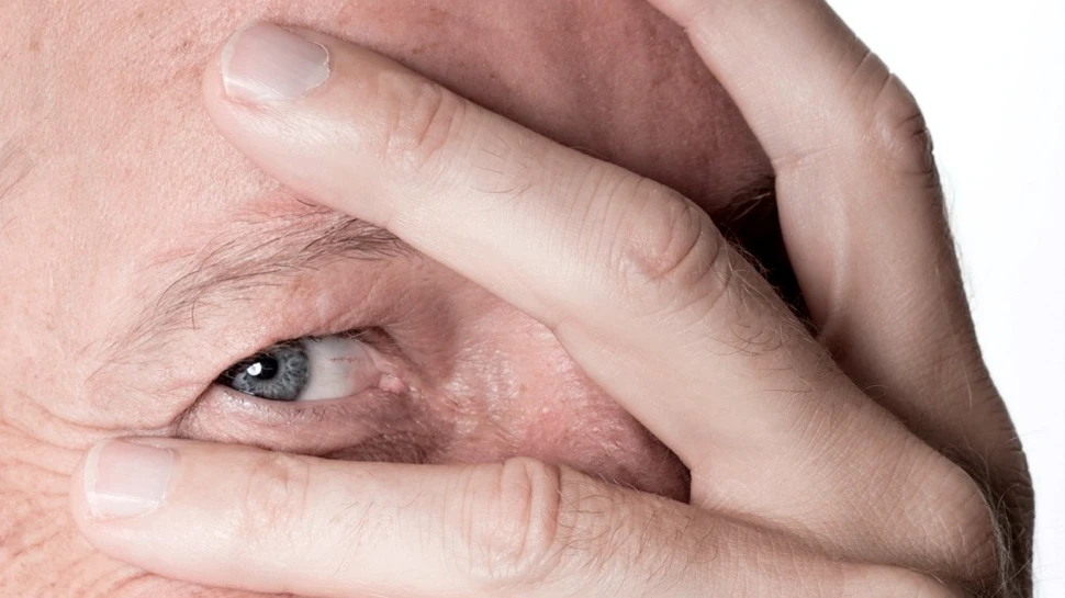 Operaţie extraordinară: un om şi-a recăpătat vederea cu ajutorul unui dinte implantat în ochi