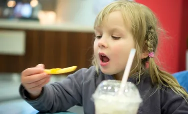 Ce se întâmplă în creierele copiilor atunci când văd reclamele lanţurilor fast food pe canalele de desene animate