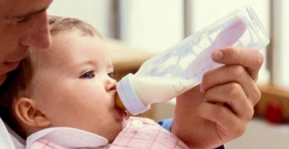 Laptele de vacă este prea sărat pentru bebeluşi, avertizează specialiştii