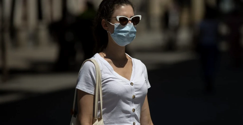 Avertismentul dermatologilor pentru femeile care se machiază și poartă mască de protecție pentru COVID-19