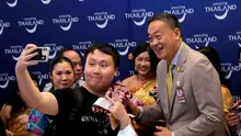 Primii turiști chinezi fără vize ajunși pe aeroportul Bangkok au fost primiți de premierul thailandez