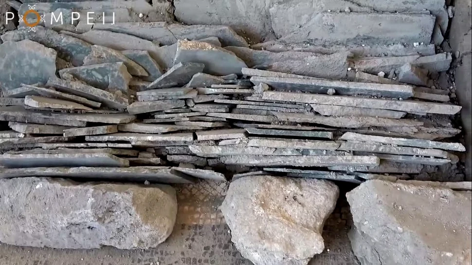 Plăci de marmură cu incrustații, găsite într-un cufăr din Pompeii