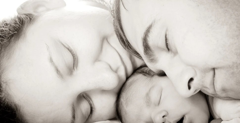 De ce nu e bine ca bebeluşii să doarmă cu părinţii în pat? Avertismentul medicilor