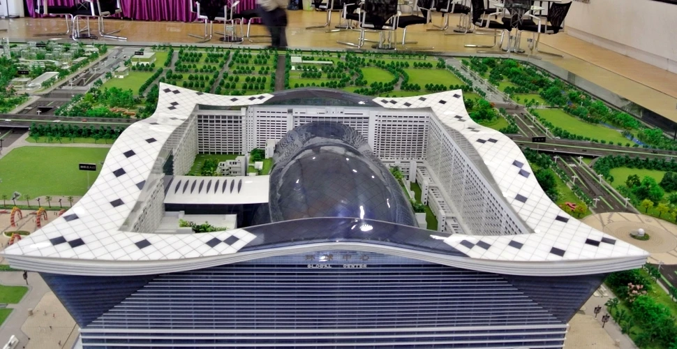În China se construieşte cea mai mare clădire din lume, ce va fi de 5 ori cât Palatul Parlamentului din Bucureşti (GALERIE FOTO)