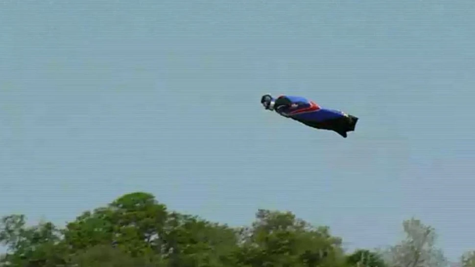 Cel mai riscant salt din elicopter: fără paraşută, de la peste 700 de metri (VIDEO)