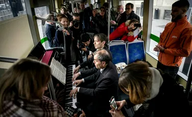 Cu pianul în tramvai! Doi pianiști au cântat pentru pasagerii din Nantes