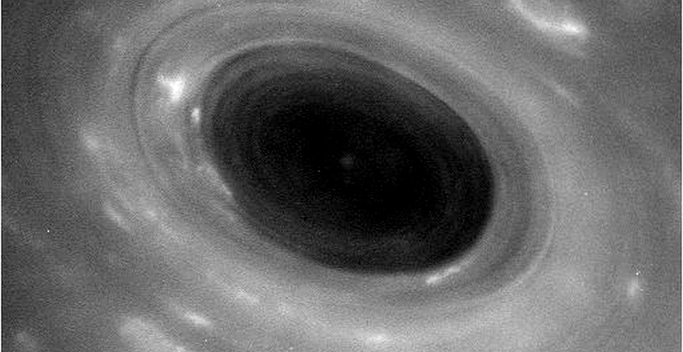 Cassini a transmis primele imagini cu Saturn către Pământ