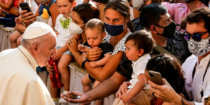 15 fapte mai puțin cunoscute despre Papa Francisc. A fost bodyguard, ar fi botezat extratereștrii, se deghiza și ieșea noaptea pe străzi