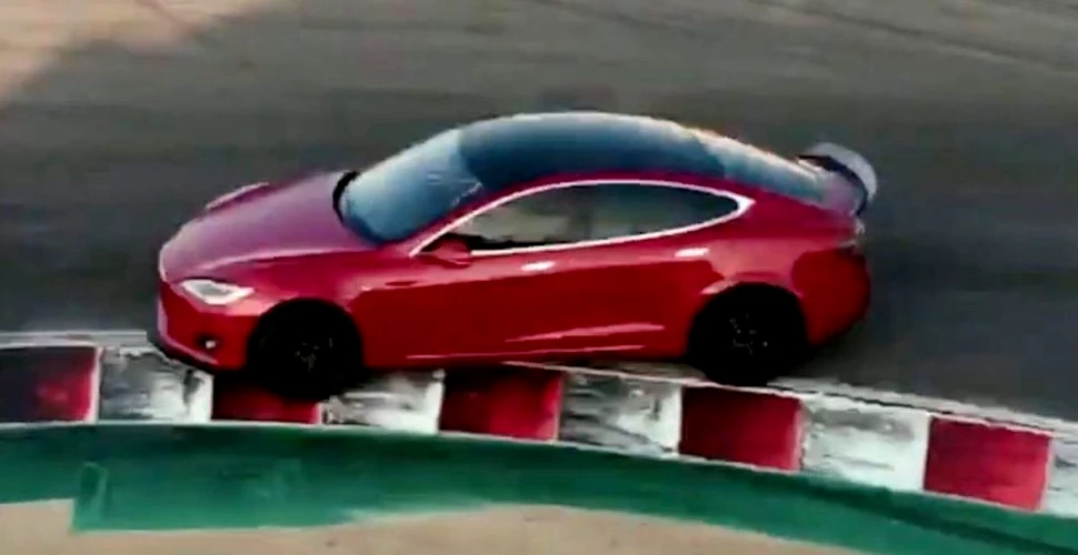 Noul prototip Tesla poate merge cu 320 km pe oră și are un spoiler retractabil