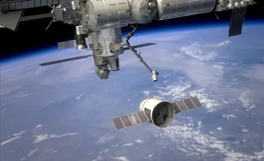 O capsulă Dragon, produsă de compania SpaceX, s-a desprins de Staţia Spaţială Internaţională