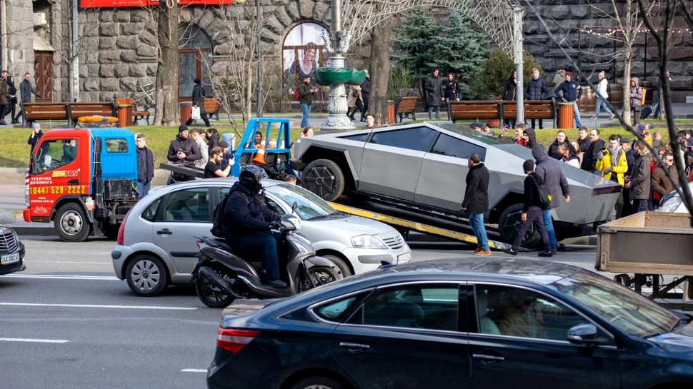 Un Cybertruck cu parbrizul crăpat și multiple zgârieturi, observat în timp ce era remorcat