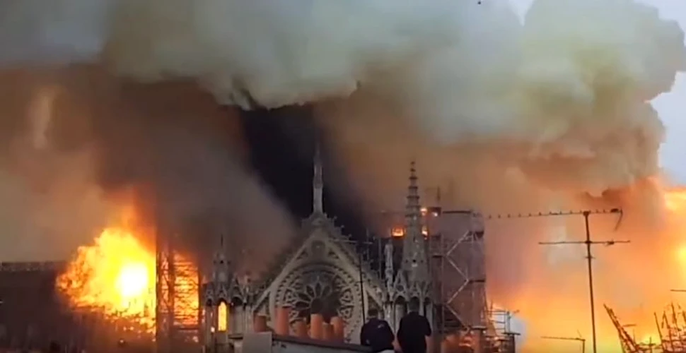 Incendiu puternic la Catedrala Notre-Dame din Paris. O turlă şi întregul acoperiş s-au prăbuşit – VIDEO