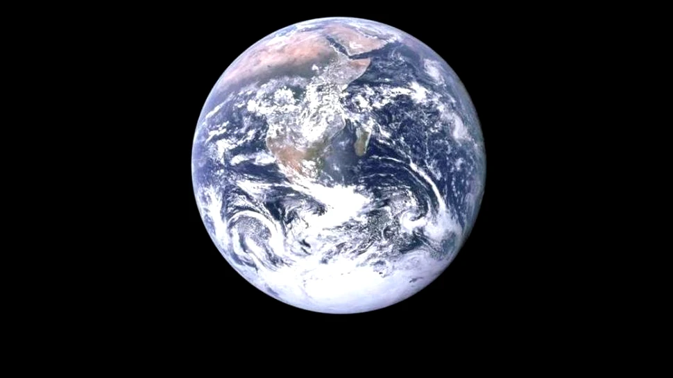 Când a devenit Pământul o „planetă albastră”, primitoare pentru viaţă?