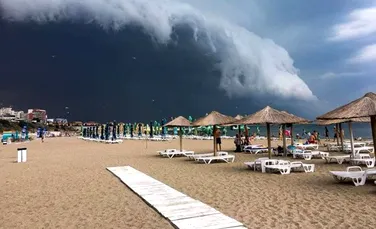 Imagini spectaculoase pe litoralul românesc. Norul Shelf a acoperit cerul în staţiunea Mamaia în timpul unei furtuni