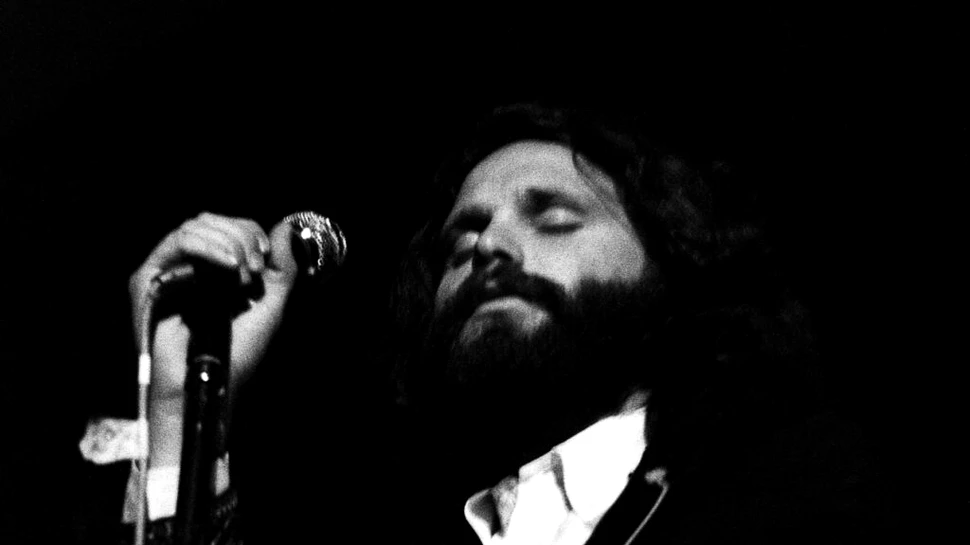 Jim Morrison, poetul enigmatic și simbol al muzicii rock. „Un prieten este o persoană care îți oferă libertatea totală de a fi tu însuți”