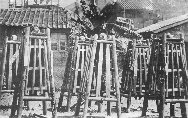 Execuţie publică a unor boxeri capturaţi. Aceştia erau închişi în nişte cuşti înguste de lemn şi lăsaţi să moară de sete.
