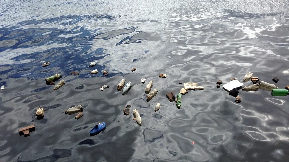 Pescarii din India transformă plasticul din oceane în şosele