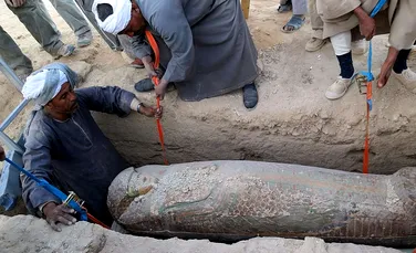 Descoperire „foarte rară” în Egipt: un sarcofag cu pene de păsări, vechi de 3.600 de ani (FOTO)
