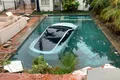 O mașină Tesla a ajuns direct într-o piscină, după ce șoferița a călcat accelerația în locul frânei