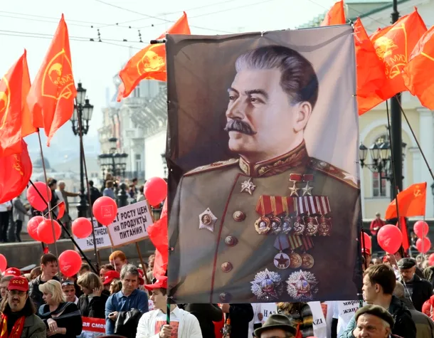 Manifestaţie cu portretul lui Stalin