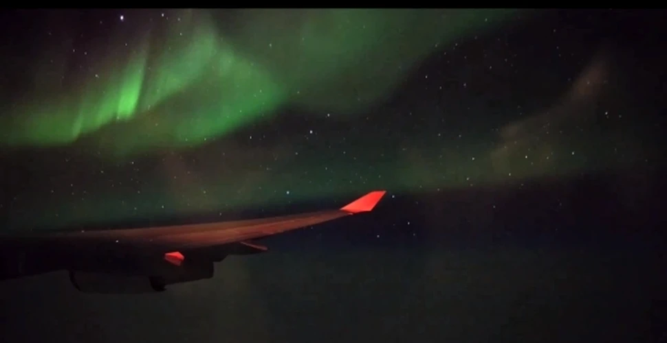 Vezi cum arată aurora boreală filmată din avion! (VIDEO)