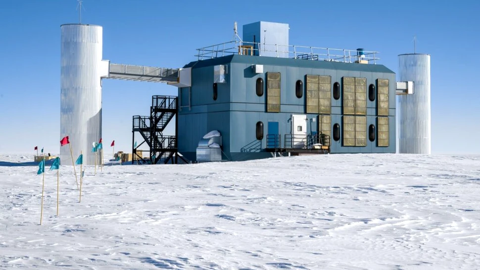 Telescopul ascuns în gheața Antarcticii care detectează „particulele-fantomă” ale Universului