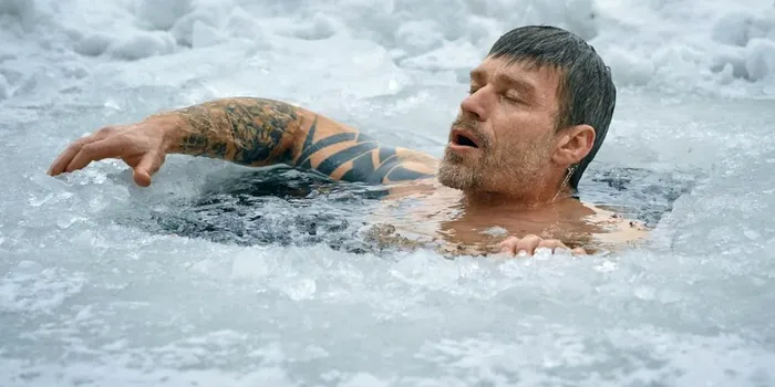 Înotul în apă rece ar putea proteja împotriva demenței