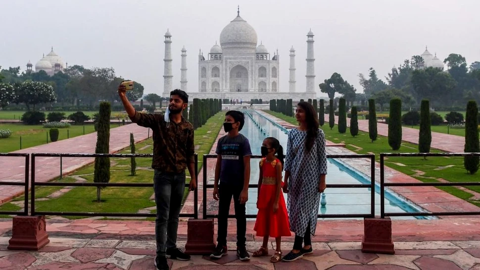 Taj Mahal din India a primit primii vizitatori după şase luni de pauză