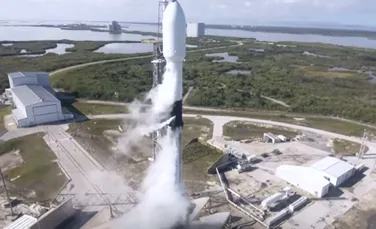 SpaceX a lansat în spaţiu alţi 60 de sateliţi pentru reţeaua de internet global Starlink. A avut însă probleme cu primul etaj al rachetei – VIDEO