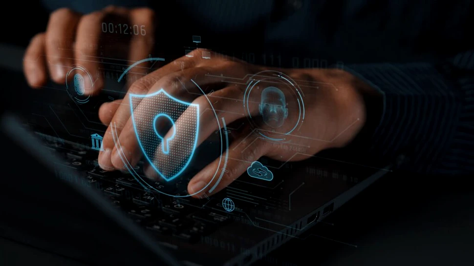 De ce este periculos pentru angajații remote să se conecteze din cafenele sau aeroporturi?