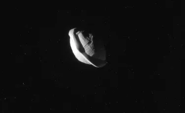 Imagini incredibile cu unul dintre cei mai ciudaţi sateliţi naturali ai lui Saturn-Galerie Foto