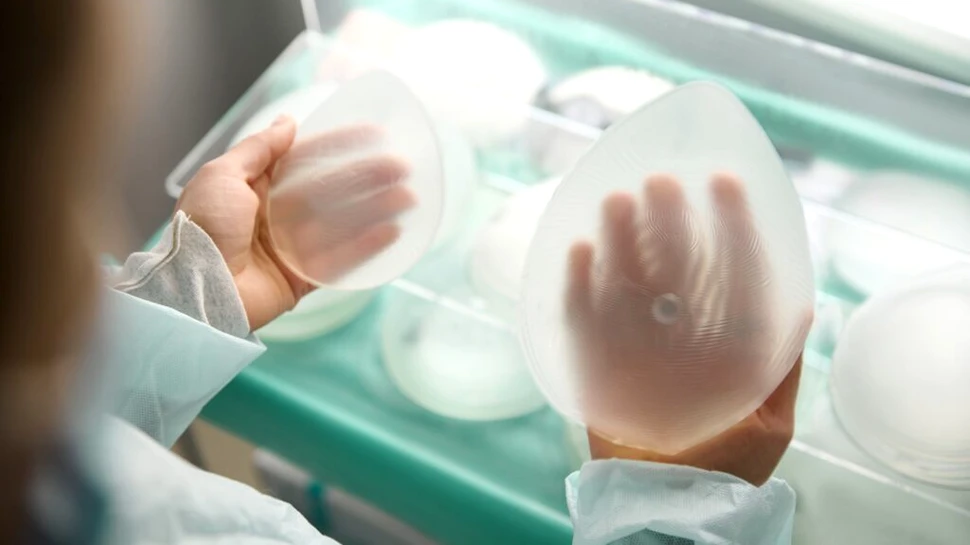 Răsturnare de tendință în chirurgia estetică: mai multe cereri de micșorare a sânilor decât implanturi