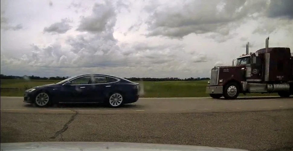 Șofer găsit de polițiști, dormind la volanul unei mașini autonome Tesla. Vehiculul „zbura” cu 150 km/h