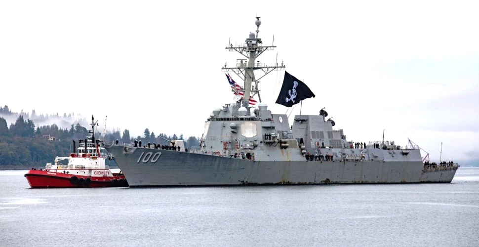 Un distrugător american a intrat în port arborând un drapel al piraților