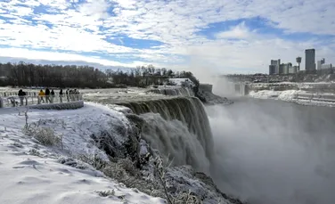 Cascada Niagara a înghețat parțial din cauza vremii extreme