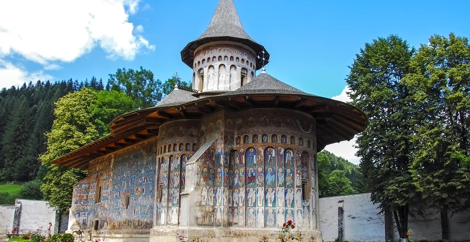 România, lăudată în Franţa: „Mănăstirea Voroneţ este o minune în mijlocul pădurii, un loc magic” (GALERIE FOTO)