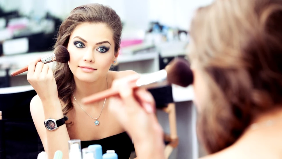 Cum le afectează pe femei chimicalele din cosmetice? Un studiu amplu dezvăluie o corelaţie alarmantă