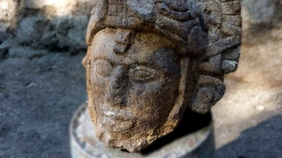 Statuia unui războinic mayaș cu coif de șarpe, descoperită la Chichén Itzá
