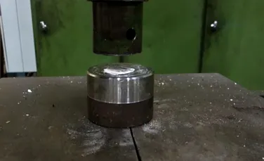 Ce se întâmplă în momentul în care se foloseşte presa hidraulică pentru a împături o coală de hârtie – VIDEO