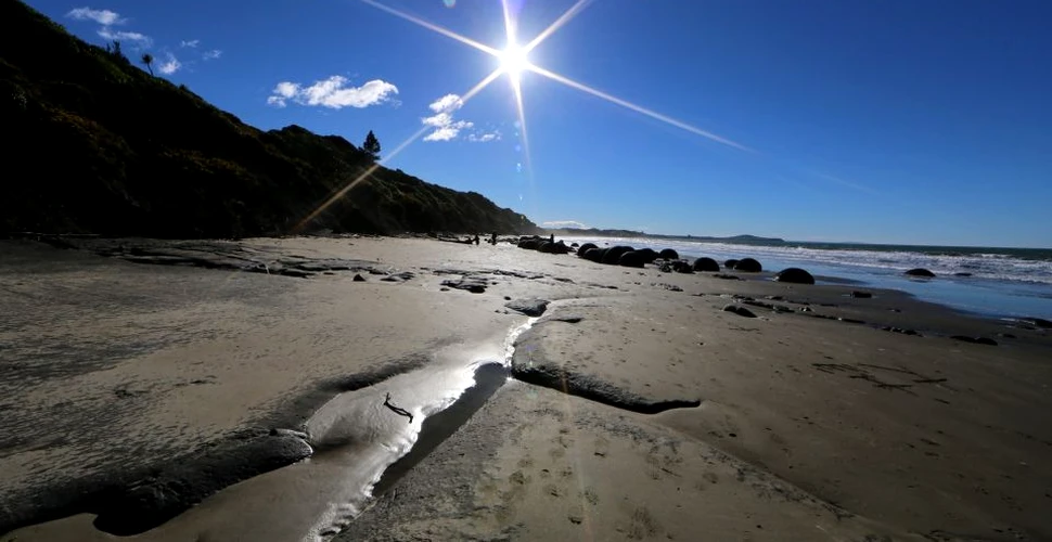 În Noua Zeelandă, un râu subteran creează bazine termale pe plajă