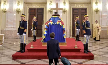 Cine este băiatul care a îngenuncheat la catafalcul Regelui Mihai. Fotografia emoţionantă a făcut înconjurul lumii: ”Am făcut ce am simţit”