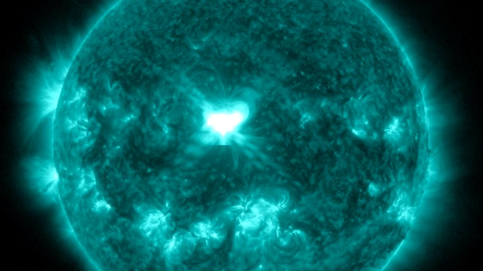 Pământul va fi lovit azi de două furtuni geomagnetice declanşate de erupţii solare puternice. Autorităţile au fost deja avertizate