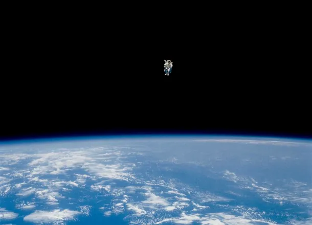 În 1984, un astronaut NASA a zburat nelegat pentru a captura un satelit. De ce a fost nevoie de această manevră extremă?