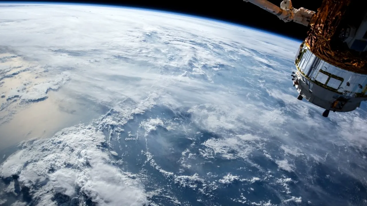 1-satellite-1030779-1280 
