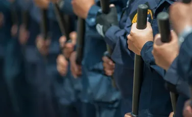 De la gaze lacrimogene la tradiţionalul baston: arme non-letale folosite de forţele de ordine care pot fi de fapt letale