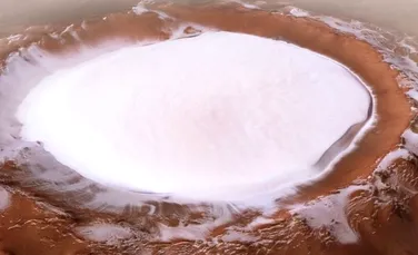 Planeta Marte ”s-a împodobit” pentru Crăciun. O imagine uimitoare arată un crater uriaş plin cu apă îngheţată