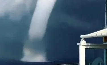Imagini impresionante cu o tornadă din apropiere de insula Santorini din Grecia