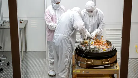 Ce au văzut cercetătorii de la NASA atunci când au deschis capsula OSIRIS-REx cu mostrele de pe asteroidul Bennu?