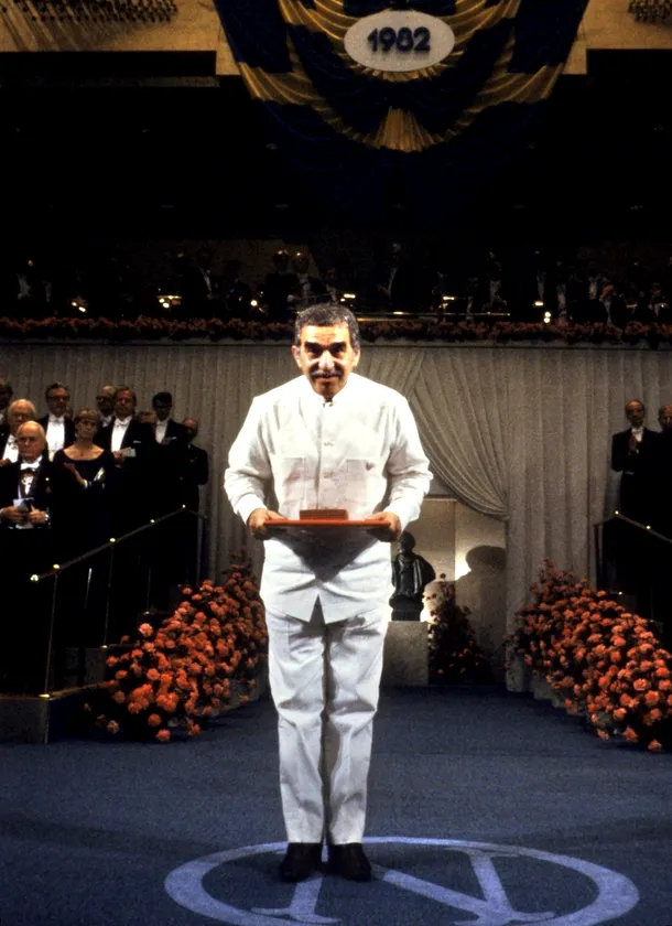 Gabriel Garcia Marquez primind premiul Nobel în 1982