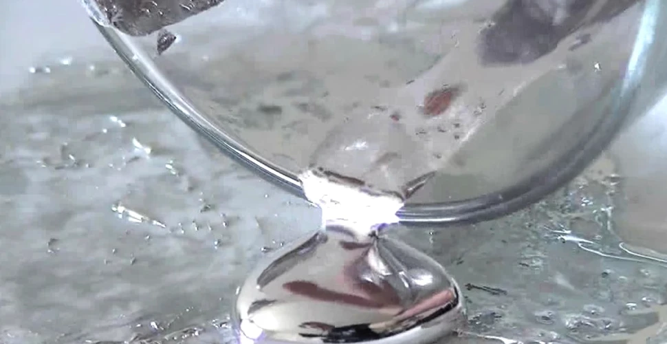 Metalul care ţi se poate topi în mână, fără să te rănească – VIDEO